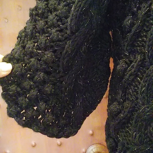 NWT JOHN FASHION BEAUTIFUL TEXTURED, KNITTED SWEATER IN BLACK W/GOLD THREADING. - Picture 4 of 8